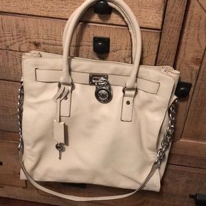 Tote with shoulder leather/chain strap